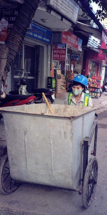 Ngọc Khuê lần đầu làm công nhân vệ sinh